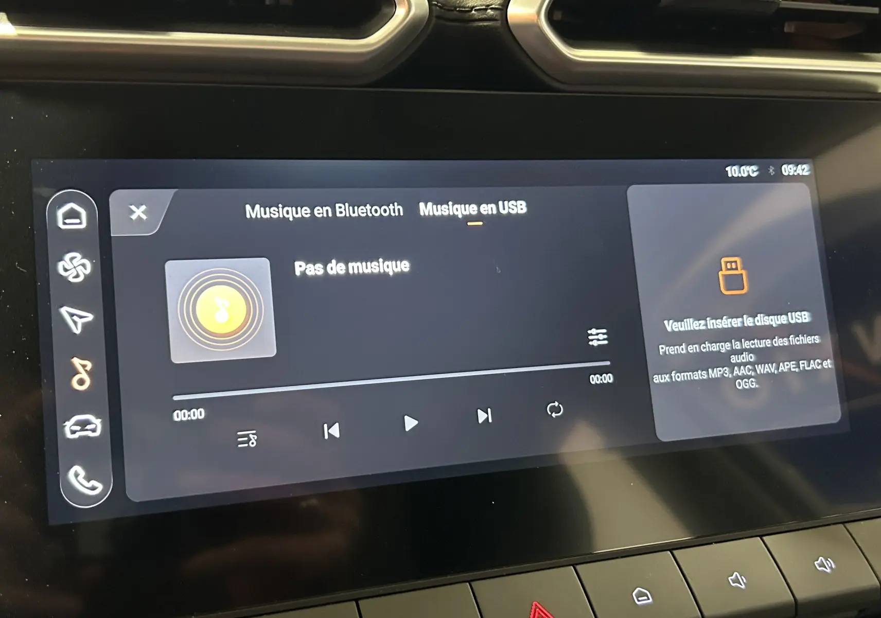 Écran tactile central du MG ZS Hybrid+ 2025 affichant le menu musique USB, avec interface noire et icônes blanches.