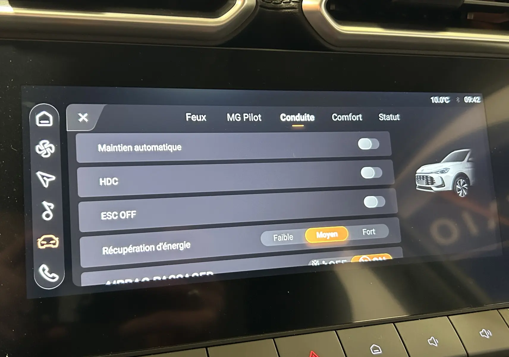Écran tactile central montrant le menu de conduite du MG ZS Hybrid+ 2025 avec illustration latérale du véhicule gris Hampstead.