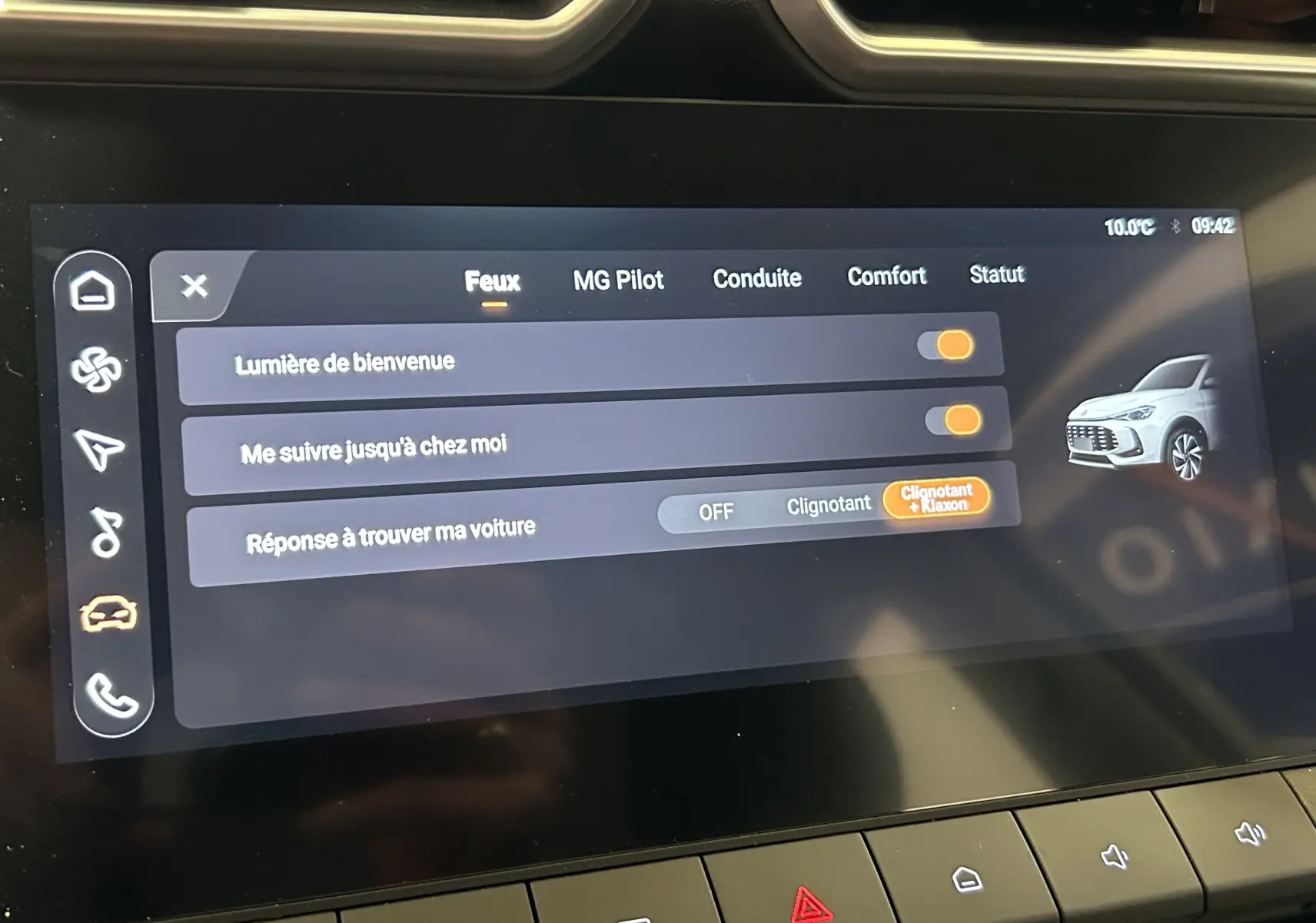 Écran tactile intérieur du MG ZS Hybrid+ 2025 affichant les réglages des feux avec illustration du véhicule blanc côté droit.