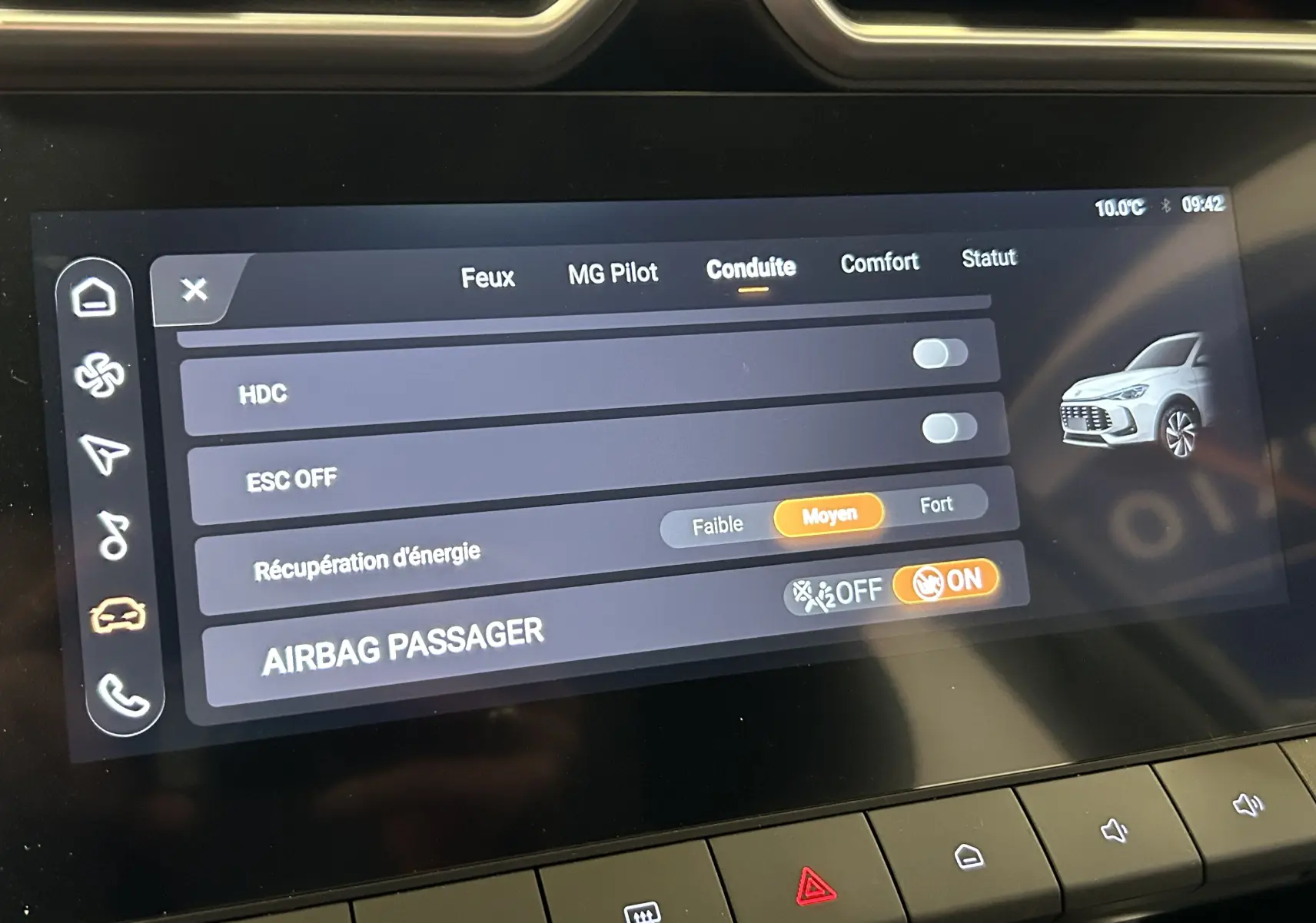 Écran tactile intérieur du MG ZS Hybrid+ 2025 montrant les réglages de conduite avec illustration du véhicule blanc.