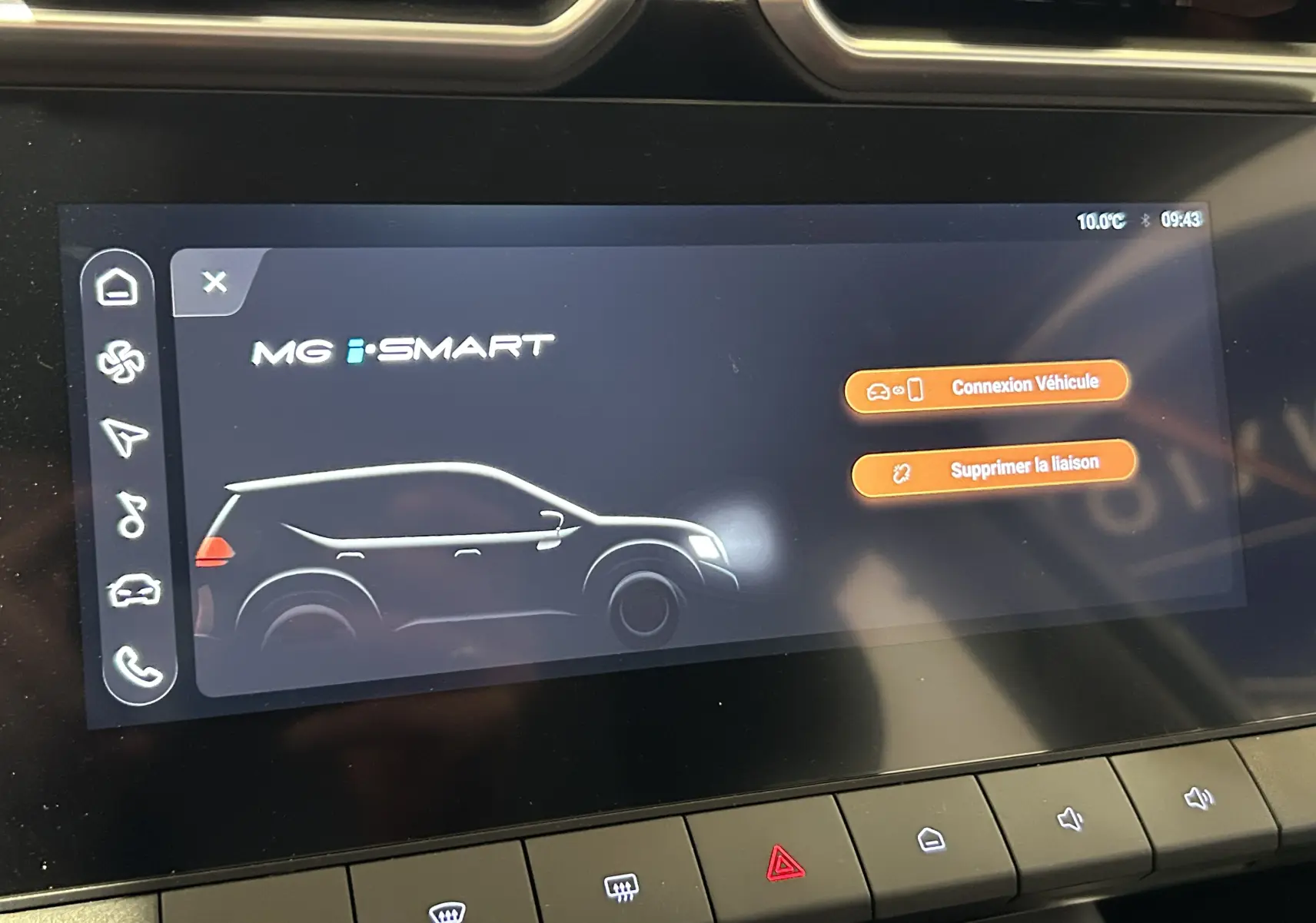 Écran tactile intérieur montrant la silhouette noire du MG ZS Hybrid+ 2025 en profil côté gauche.
