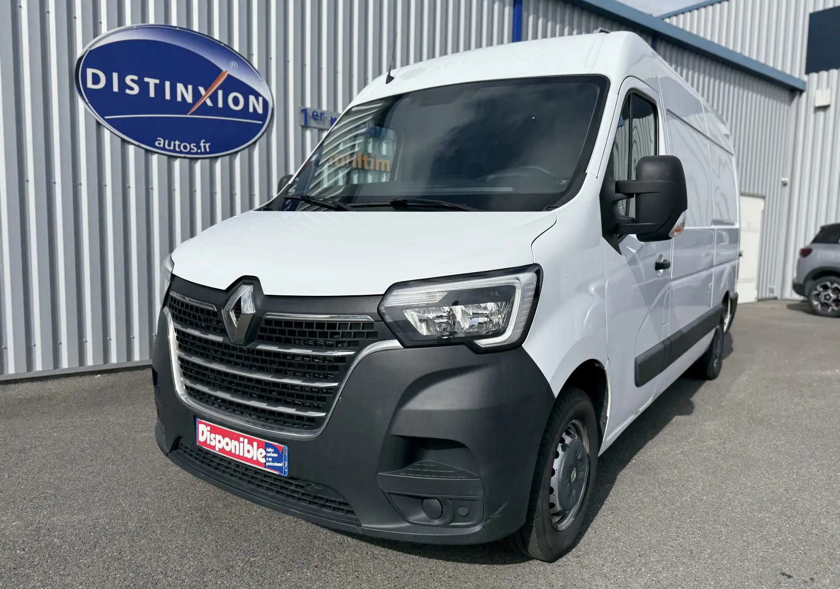 Renault Master blanc en 3/4 avant droit, utilitaire avec calandre noire et grand rétroviseur latéral.