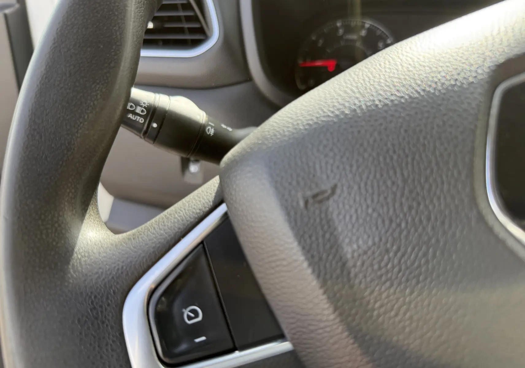 Gros plan sur le volant noir du Renault Master 2020 avec commandes intégrées et levier de clignotant visible.