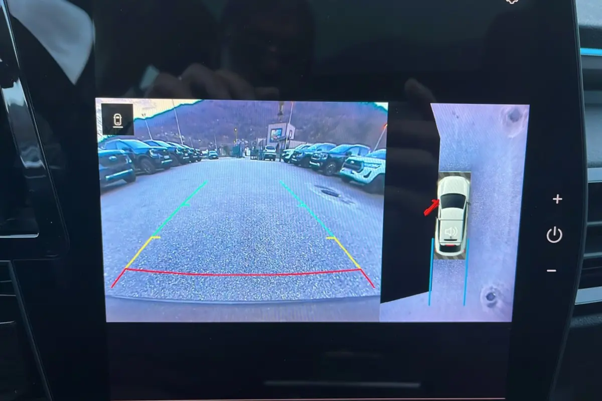 Affichage caméra 360° de recul du Renault Rafale blanc nacré avec toit noir, vue arrière et top-down du véhicule en stationnement.