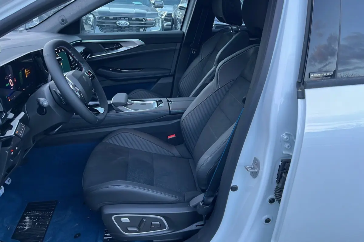 Vue intérieure côté gauche du Renault Rafale 4x4 300 blanc nacré, sièges sport semi-alcantara et volant cuir multifonctions.