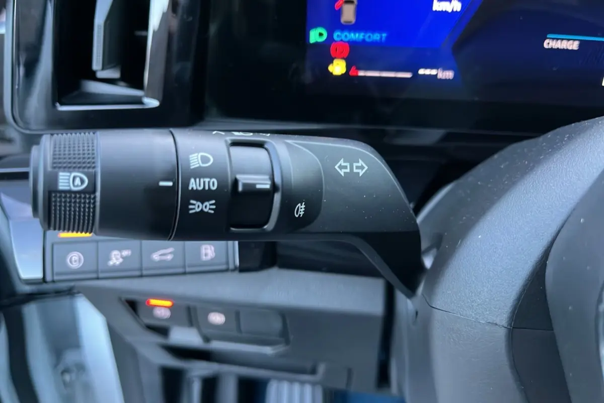 Gros plan sur la manette de clignotants et tableau de bord numérique du Renault Rafale hybride 2025.