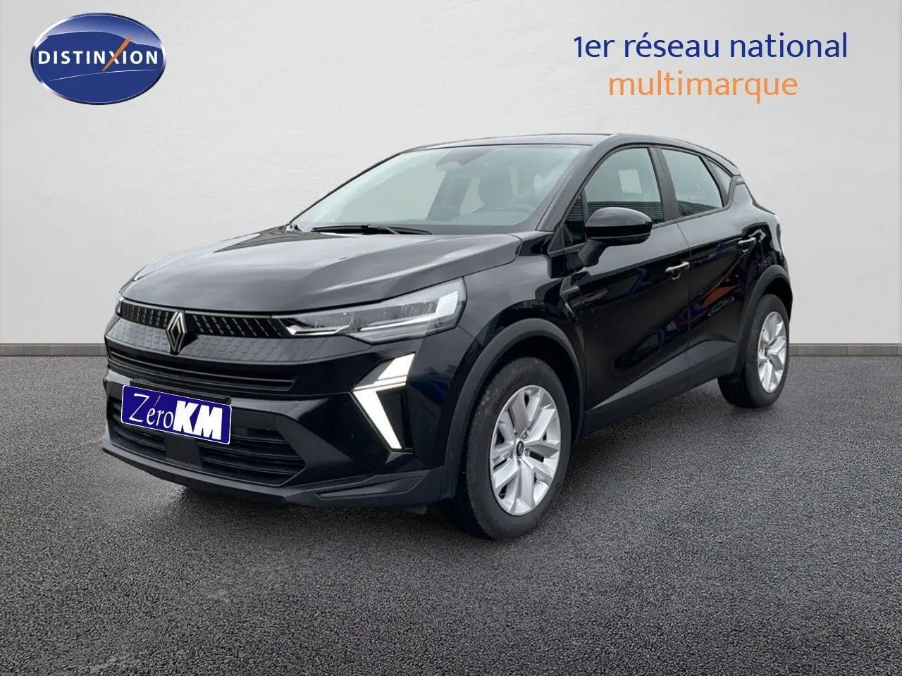 Renault Captur noir étoile métal en 3/4 avant droit, avec calandre moderne et feux LED distinctifs.