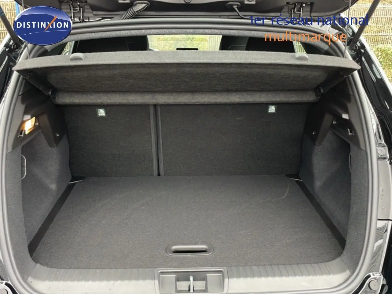 Coffre ouvert d’un Renault Captur noir étoile métal, vue arrière montrant un espace de chargement propre et spacieux.