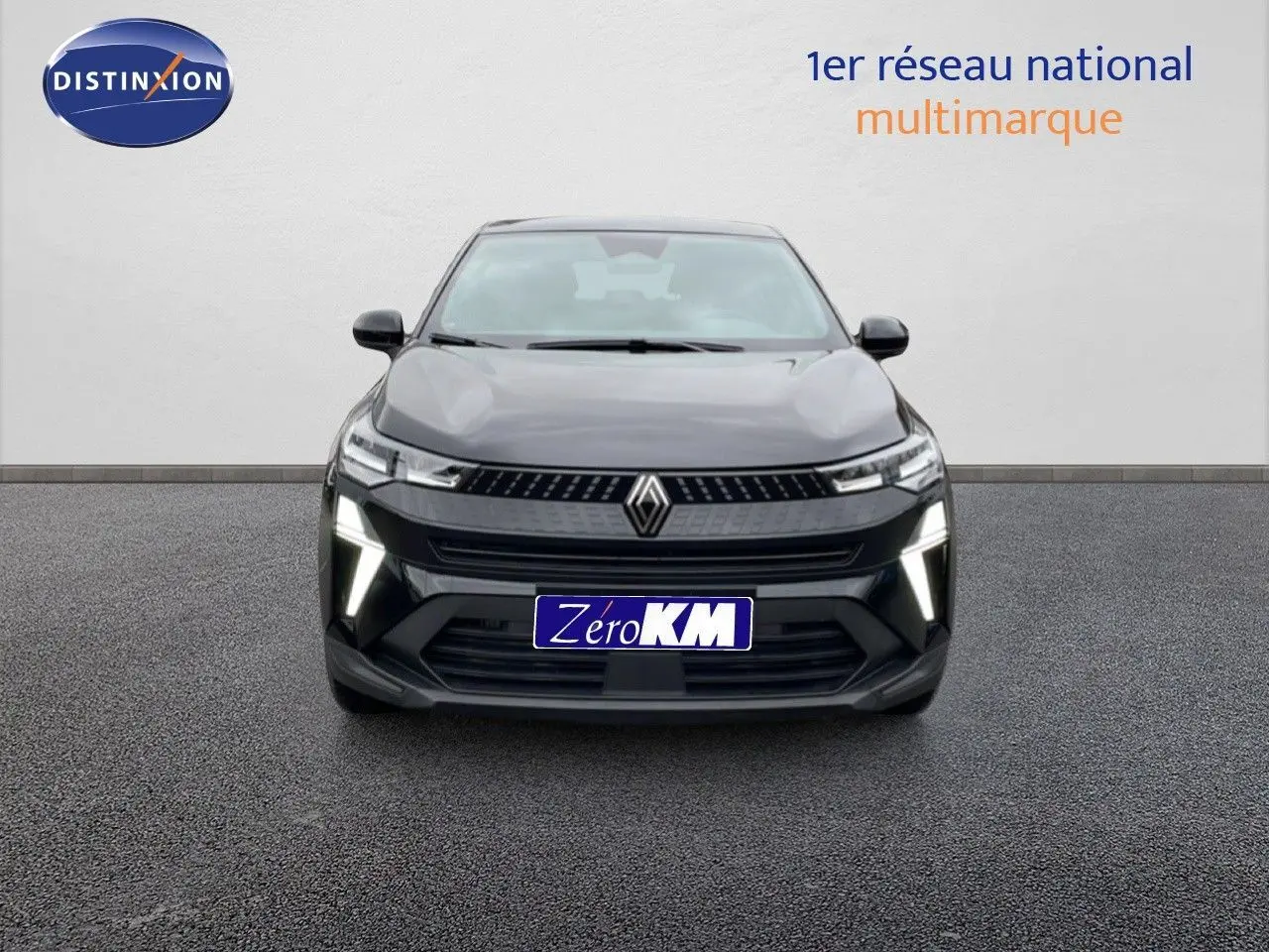 Vue frontale du Renault Captur noir étoile métal 2025 avec feux diurnes LED en forme de V allumés.