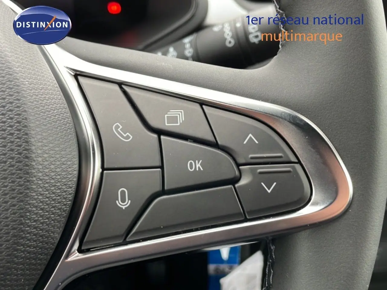 Gros plan sur les commandes multifonctions au volant du Renault Captur noir étoile métal, version 2025.