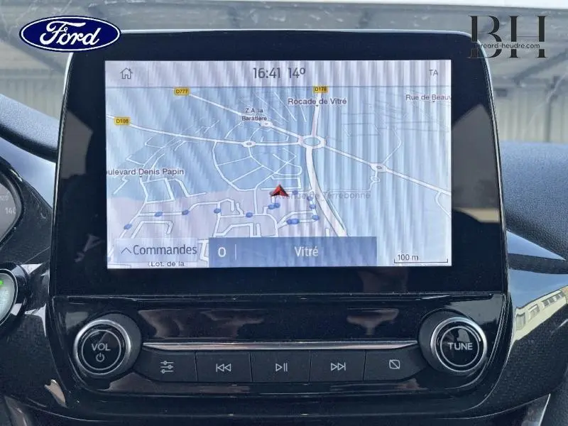 Écran tactile central du tableau de bord de la Ford Fiesta gris lunaire, affichant la navigation GPS.