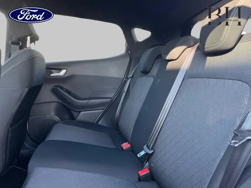 Vue intérieure de la banquette arrière noire de la Ford Fiesta 2020 avec vitres arrière surteintées et ceintures visibles.