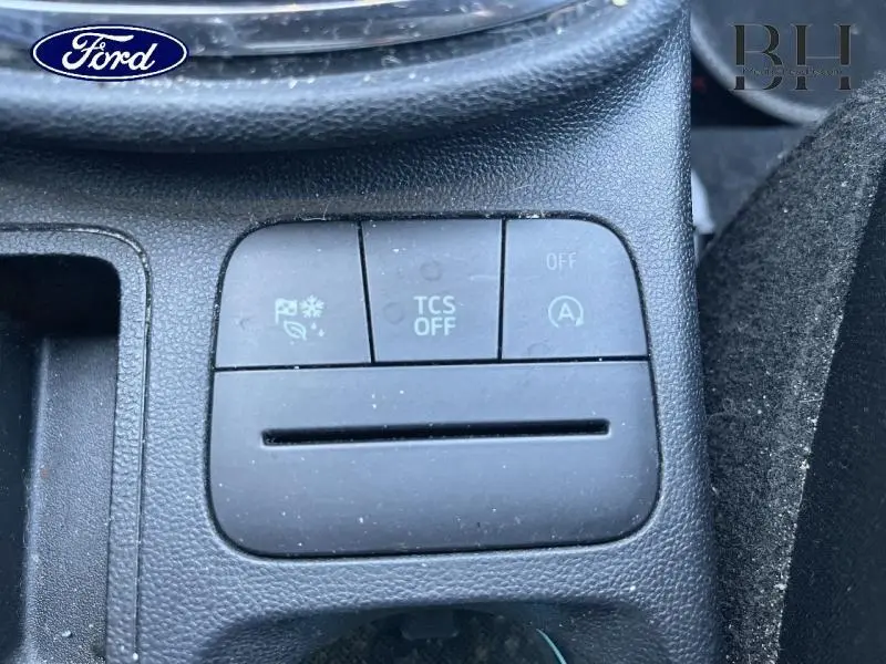 Gros plan sur les boutons de commande du tableau de bord de la Ford Fiesta gris lunaire, vue intérieure centrée.