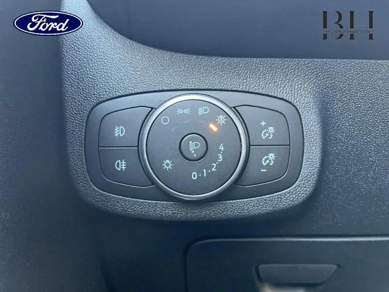 Gros plan sur la commande d’éclairage intérieure de la Ford Fiesta 2020, avec bouton rotatif et symboles lumineux.