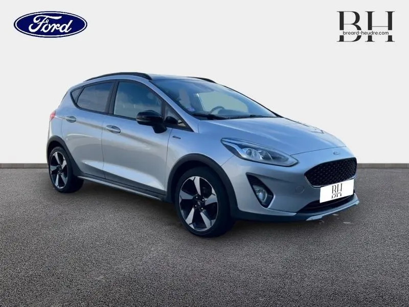 Ford Fiesta 1.0 EcoBoost gris lunaire vue 3/4 avant droit, avec jantes alu noires et toit noir contrasté.