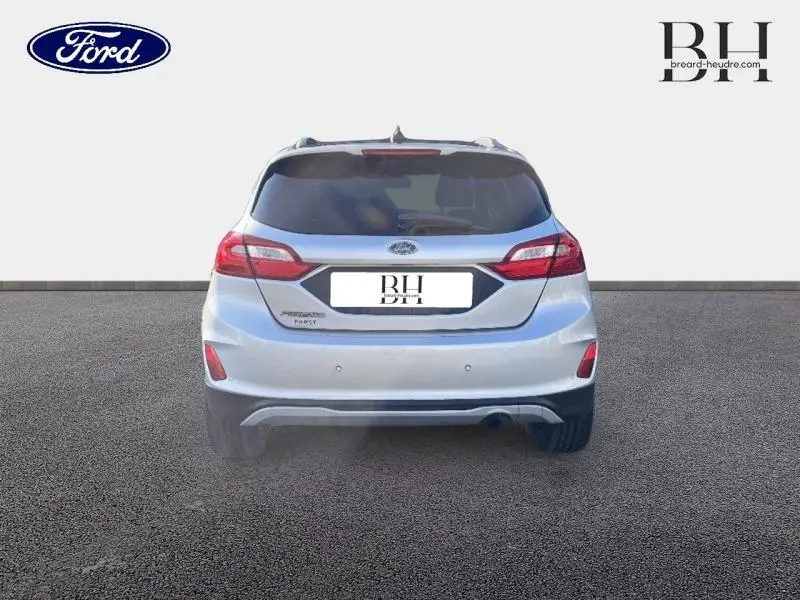 Vue arrière d'une Ford Fiesta gris lunaire 2020 avec vitres arrière surteintées et feux LED distinctifs.