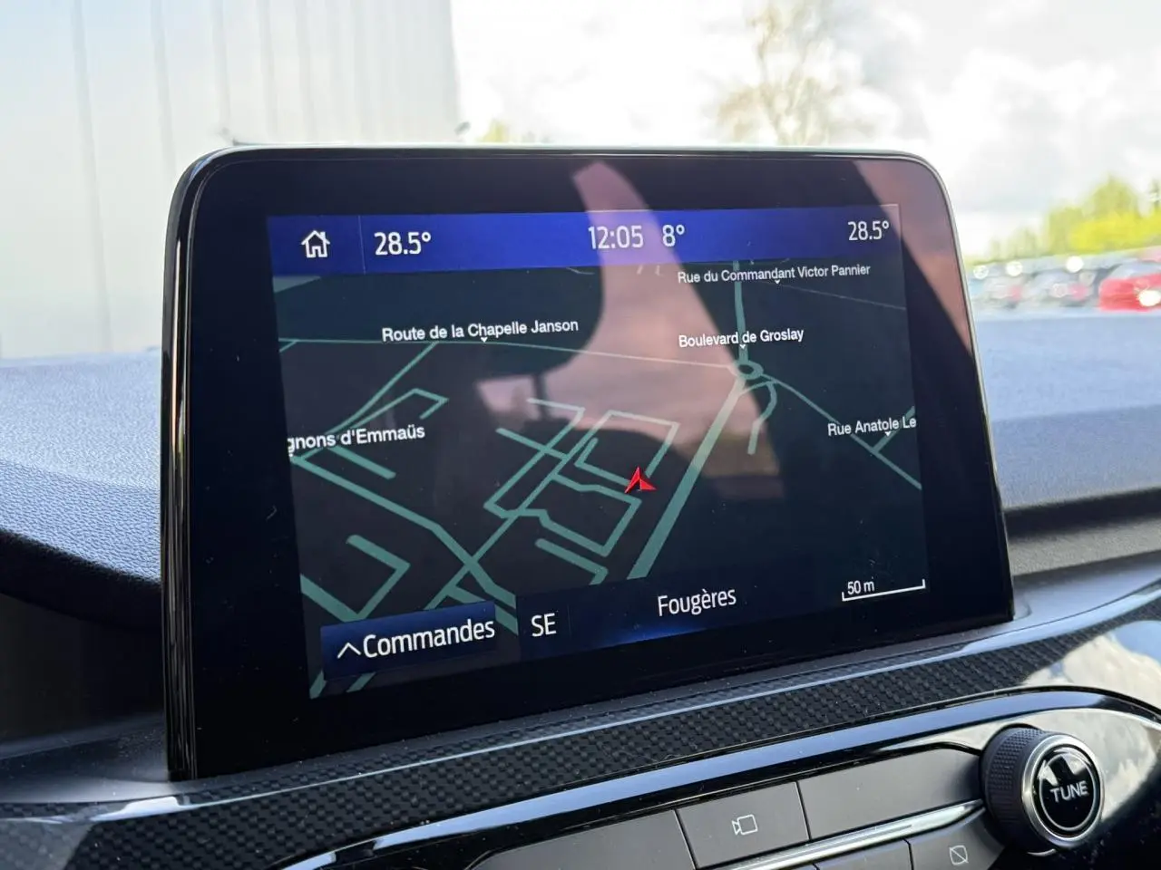 Écran tactile GPS du Ford Kuga 2024 affichant une carte de navigation, vue intérieure centrée sur la console.