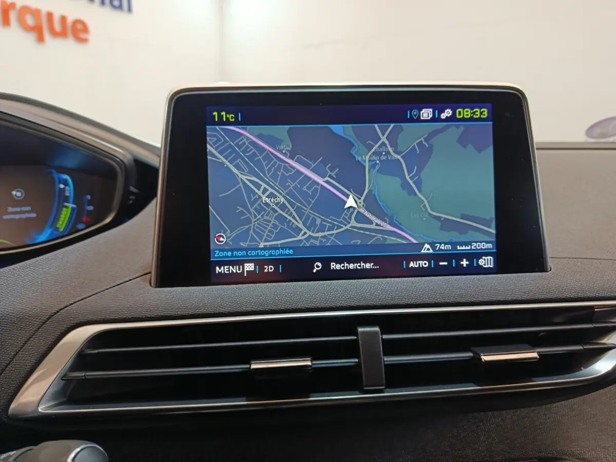 Écran tactile central du tableau de bord du Peugeot 3008 bleu, affichant la navigation en mode 2D.