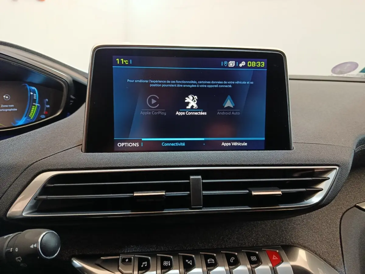 Écran tactile central affichant Apple CarPlay et Android Auto sur tableau de bord Peugeot 3008 bleu, vue intérieure frontale.