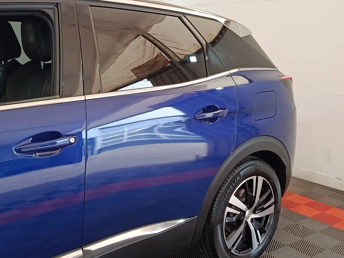 Vue latérale droite sur la porte arrière et la roue arrière d’un Peugeot 3008 bleu hybride rechargeable 2020.