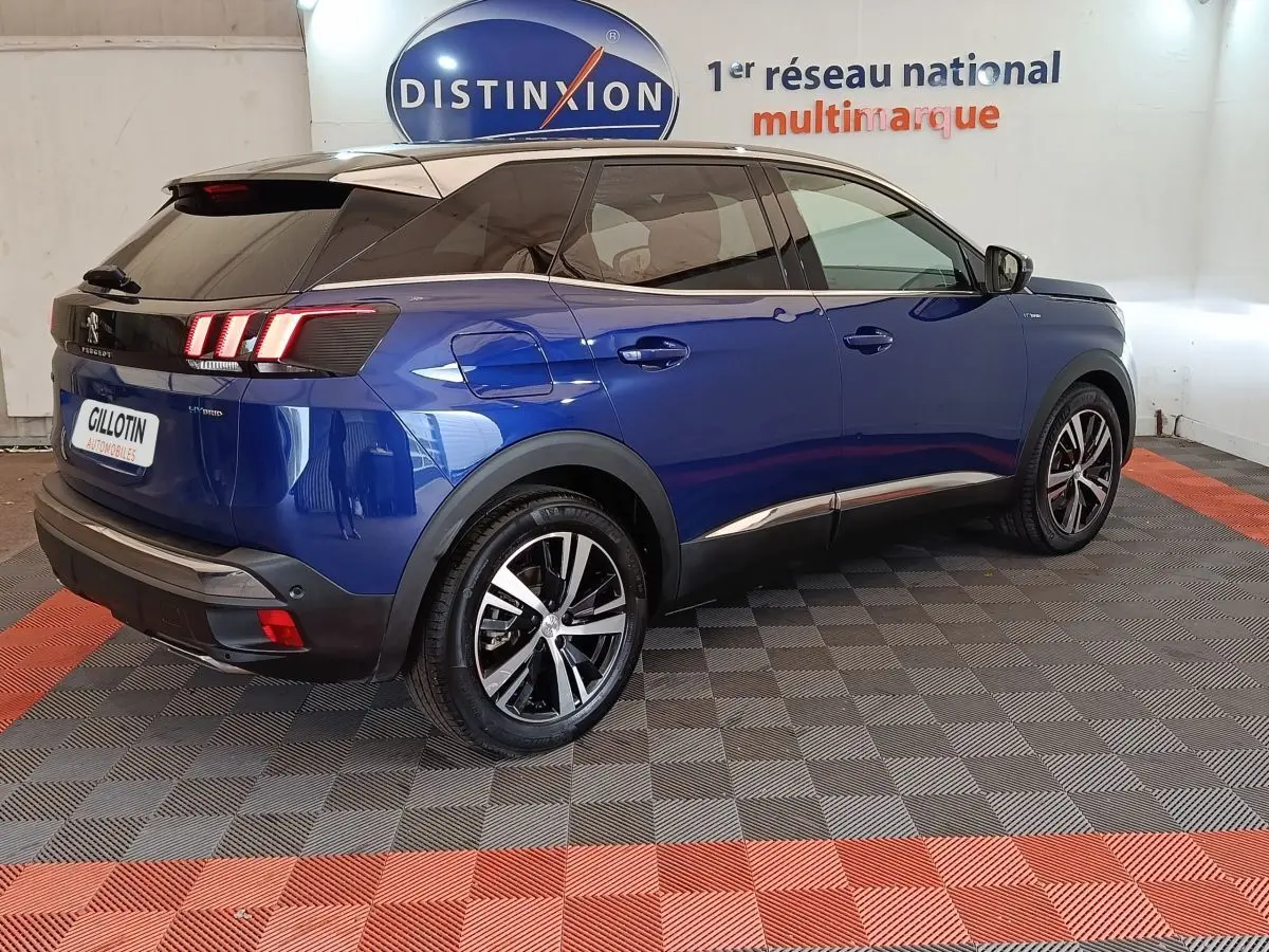 Peugeot 3008 hybride rechargeable bleu en 3/4 arrière droit, avec jantes alliage et feux arrière LED distinctifs.