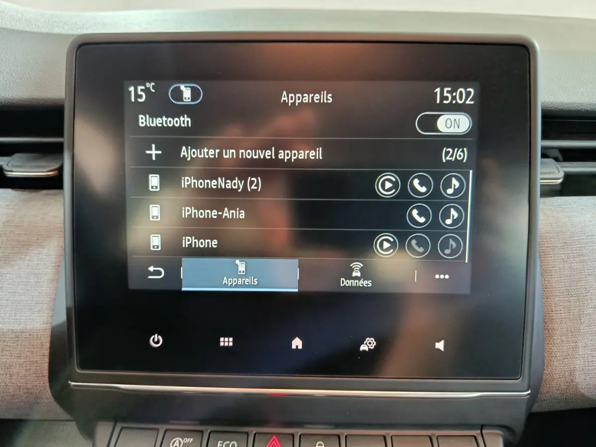 Écran tactile central de la Renault Clio Evolution Blue dCi 100 2025 affichant le menu Bluetooth en intérieur.