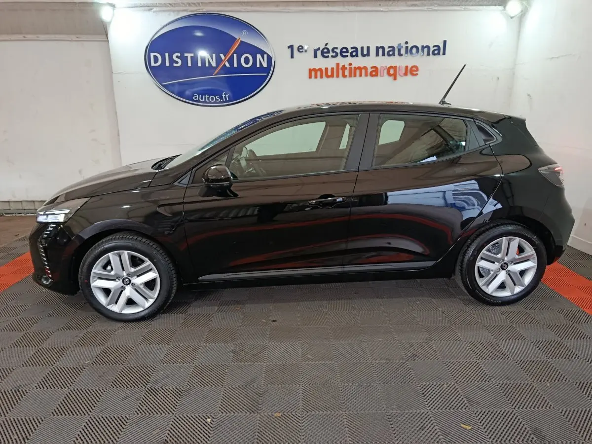 Profil droit d'une Renault Clio noire Evolution Blue dCi 100 de 2025, avec jantes alliage et feux LED visibles.