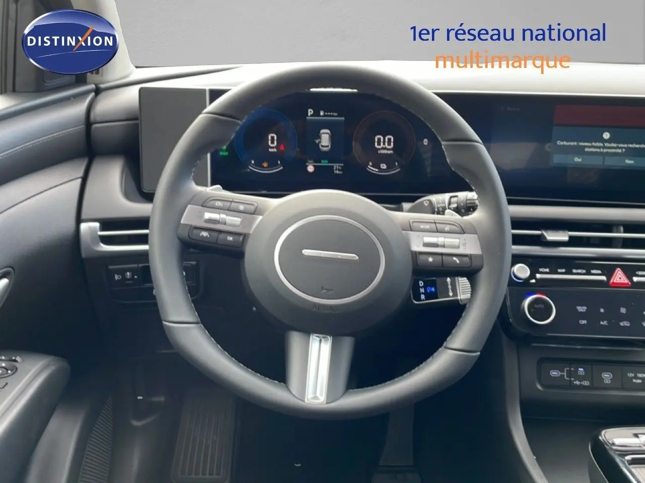 Vue intérieure centrée sur le volant et le tableau de bord numérique du Hyundai Tucson 2026, finition noire.