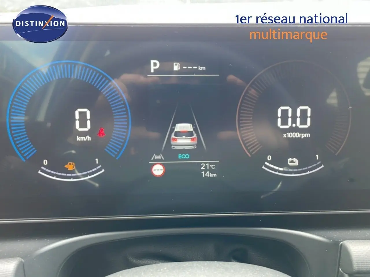 Tableau de bord numérique du Hyundai Tucson 2026, affichage de vitesse, régime et mode éco en vue frontale.