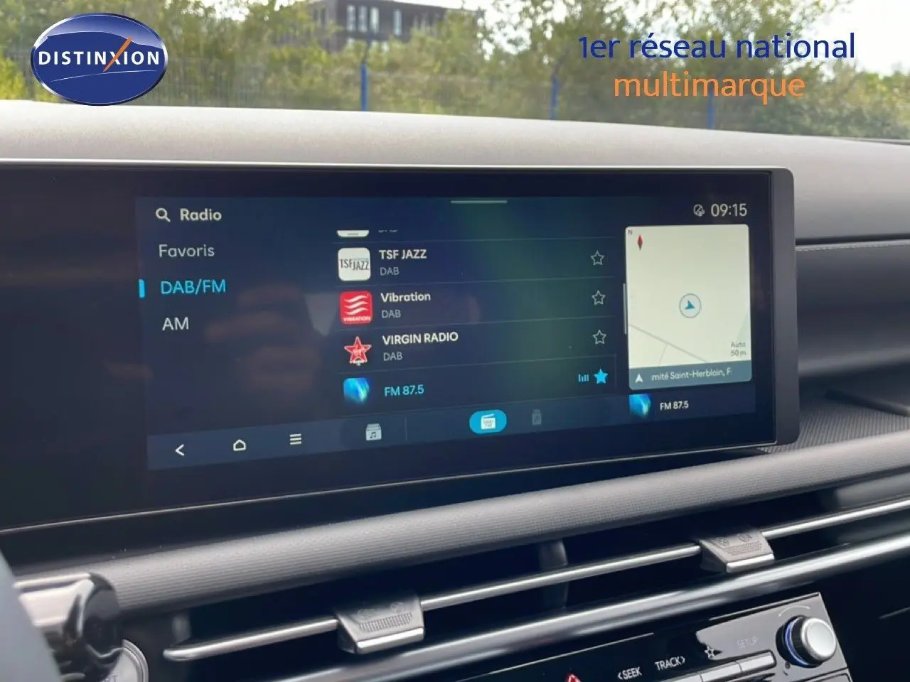 Écran tactile central du tableau de bord du Hyundai Tucson 2026 affichant les options radio DAB/FM et la navigation.
