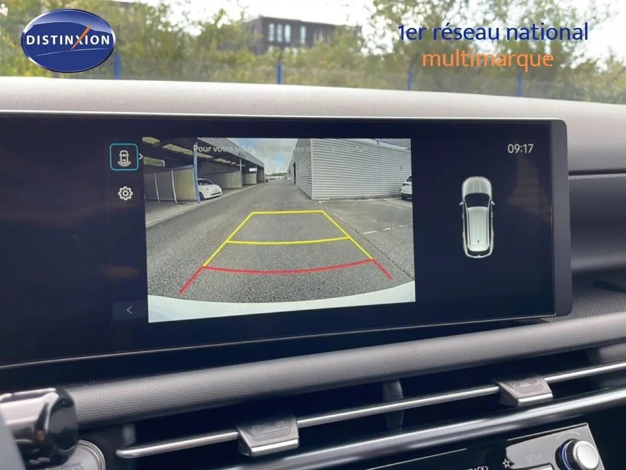 Écran intérieur du Hyundai Tucson blanc Atlas montrant la caméra de recul avec guidage de trajectoire.