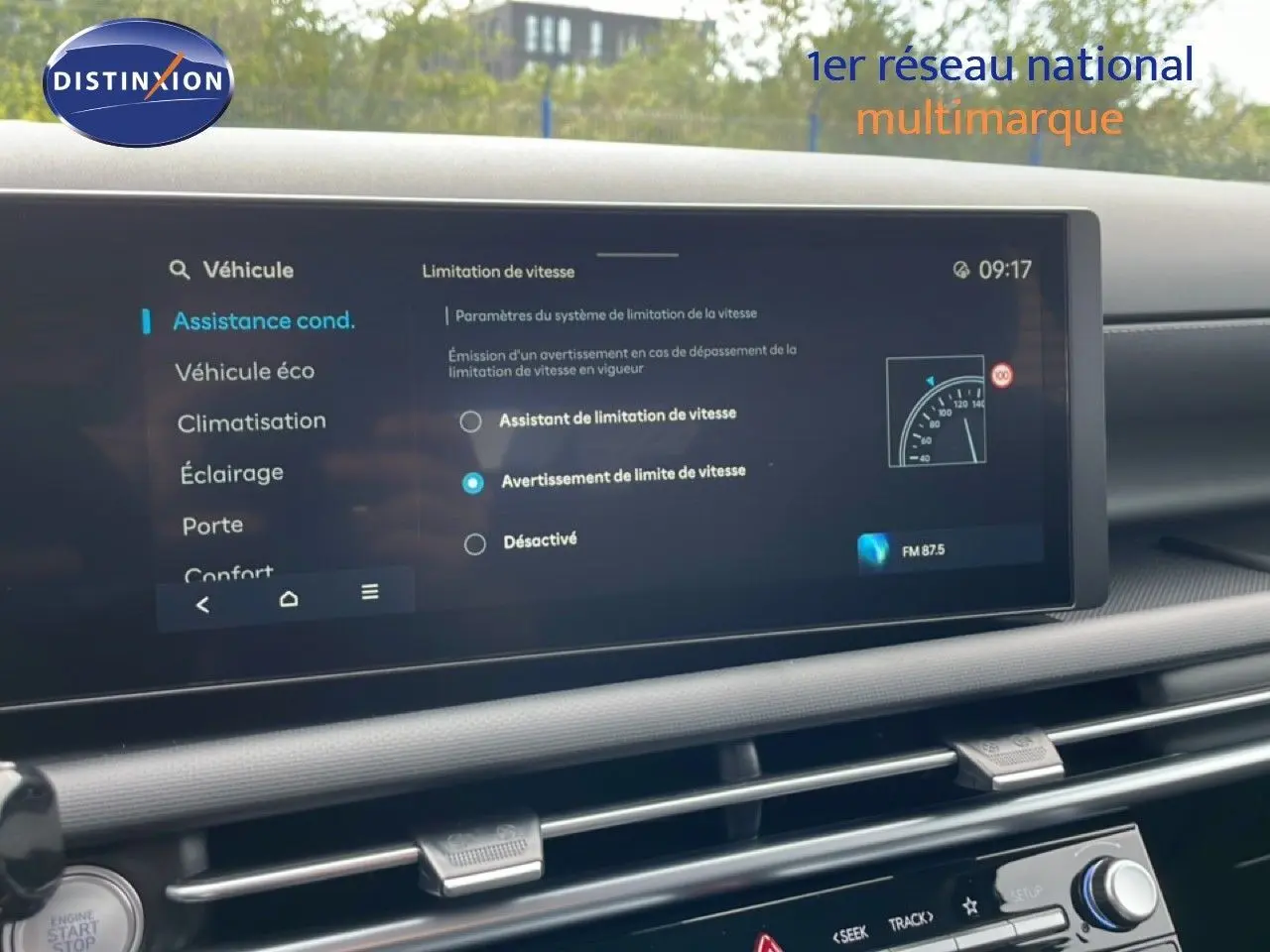 Écran tactile central du Hyundai Tucson 2026 affichant les options d'assistance à la conduite dans un intérieur noir.