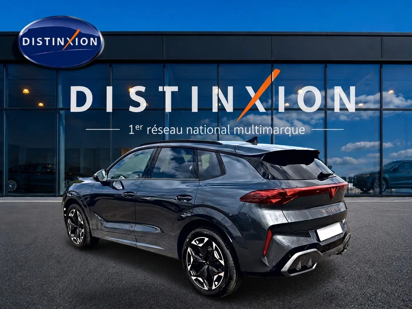 Vue 3/4 arrière droite d'une CUPRA TERRAMAR gris timanfaya avec jantes 19 pouces et feux arrière LED distinctifs.