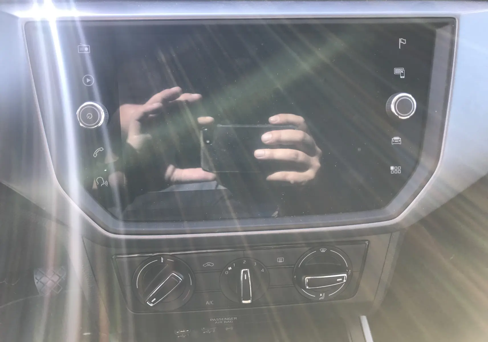 Tableau de bord et console centrale du SEAT Arona blanc toit noir, avec écran tactile et commandes climatisation visibles.