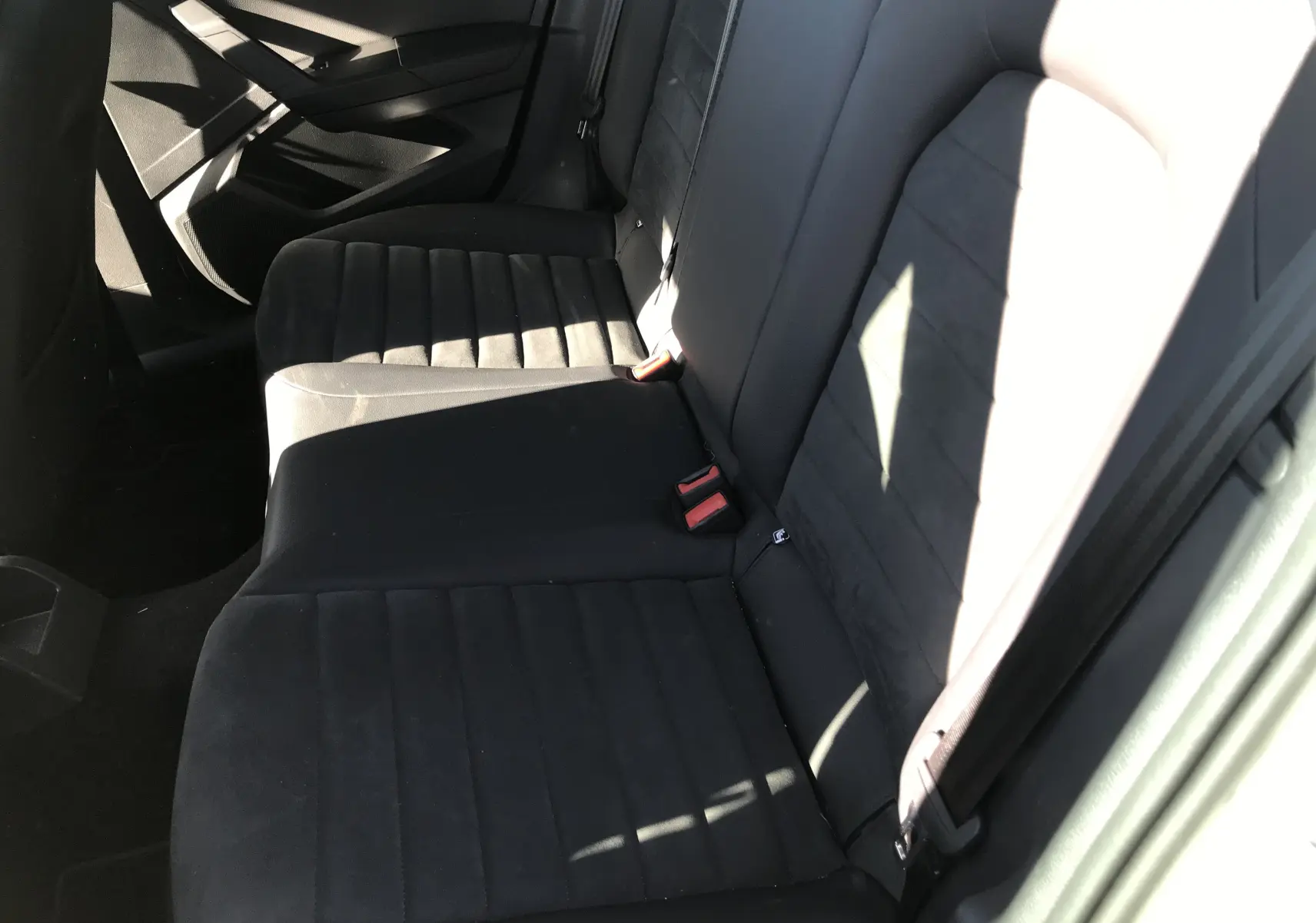 Vue intérieure côté droit des sièges arrière en cuir noir du SEAT Arona 2019 avec ceinture de sécurité visible.