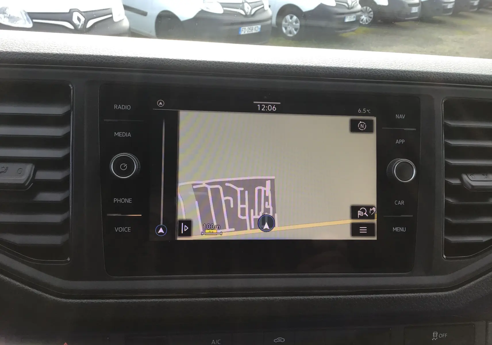 Écran tactile GPS du tableau de bord du Volkswagen Crafter Fourgon blanc, affichant une carte de navigation.