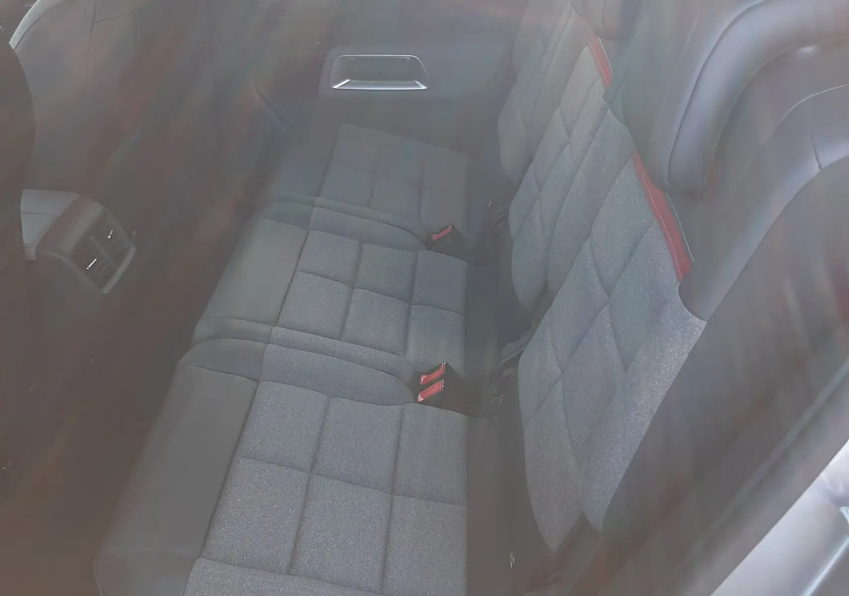 Vue intérieure des sièges arrière gris tissu avec appuie-têtes et ceintures rouges d'une Citroën C5 Aircross 2021.