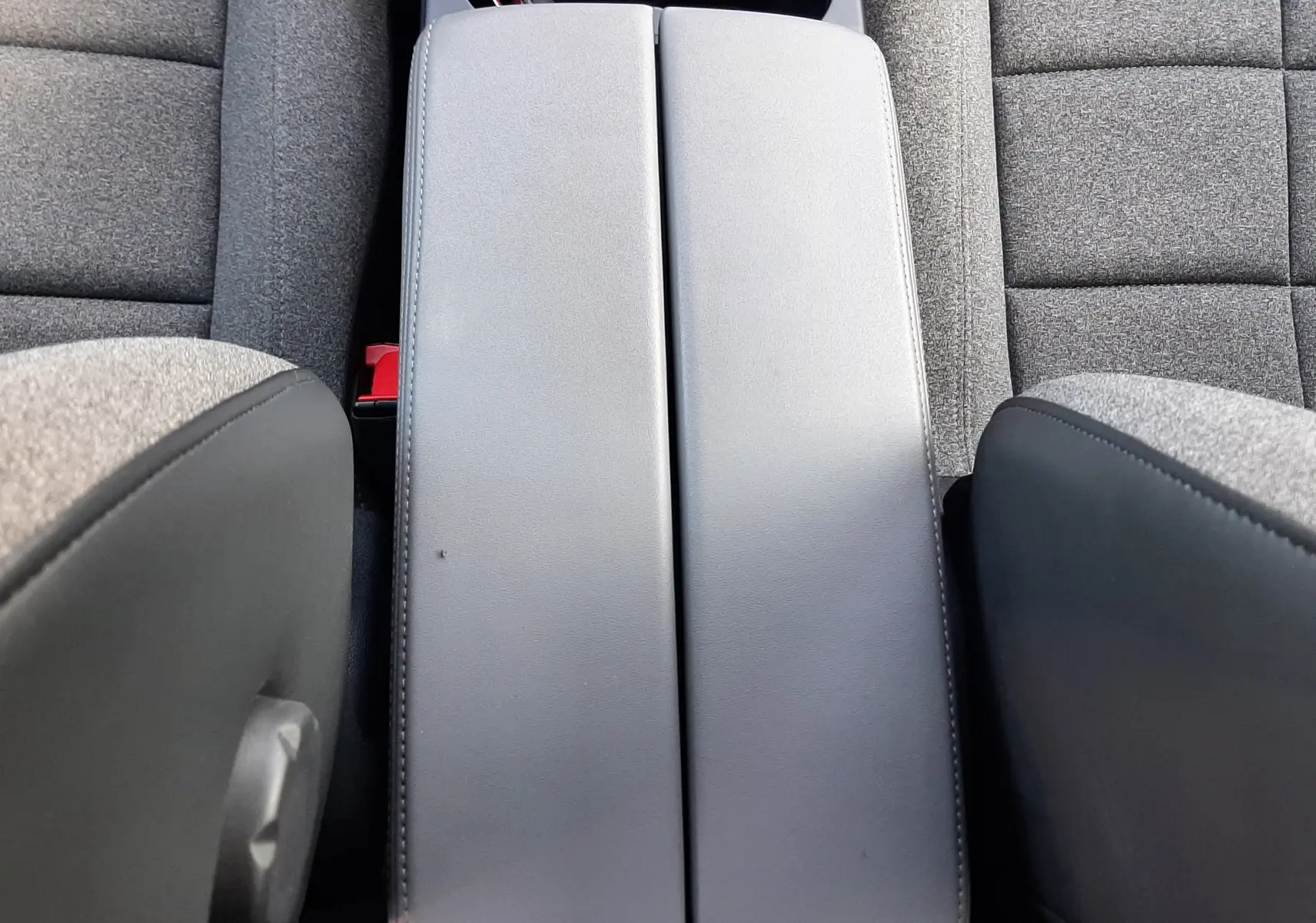 Vue plongeante sur la console centrale grise et les sièges en tissu gris du Citroën C5 Aircross 2021.