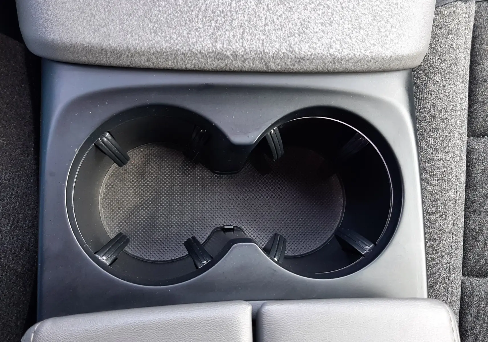 Porte-gobelets noir en gros plan au centre de la console d'une Citroën C5 Aircross 1.2 PureTech 130 Feel Pack gris Artense de 2021.