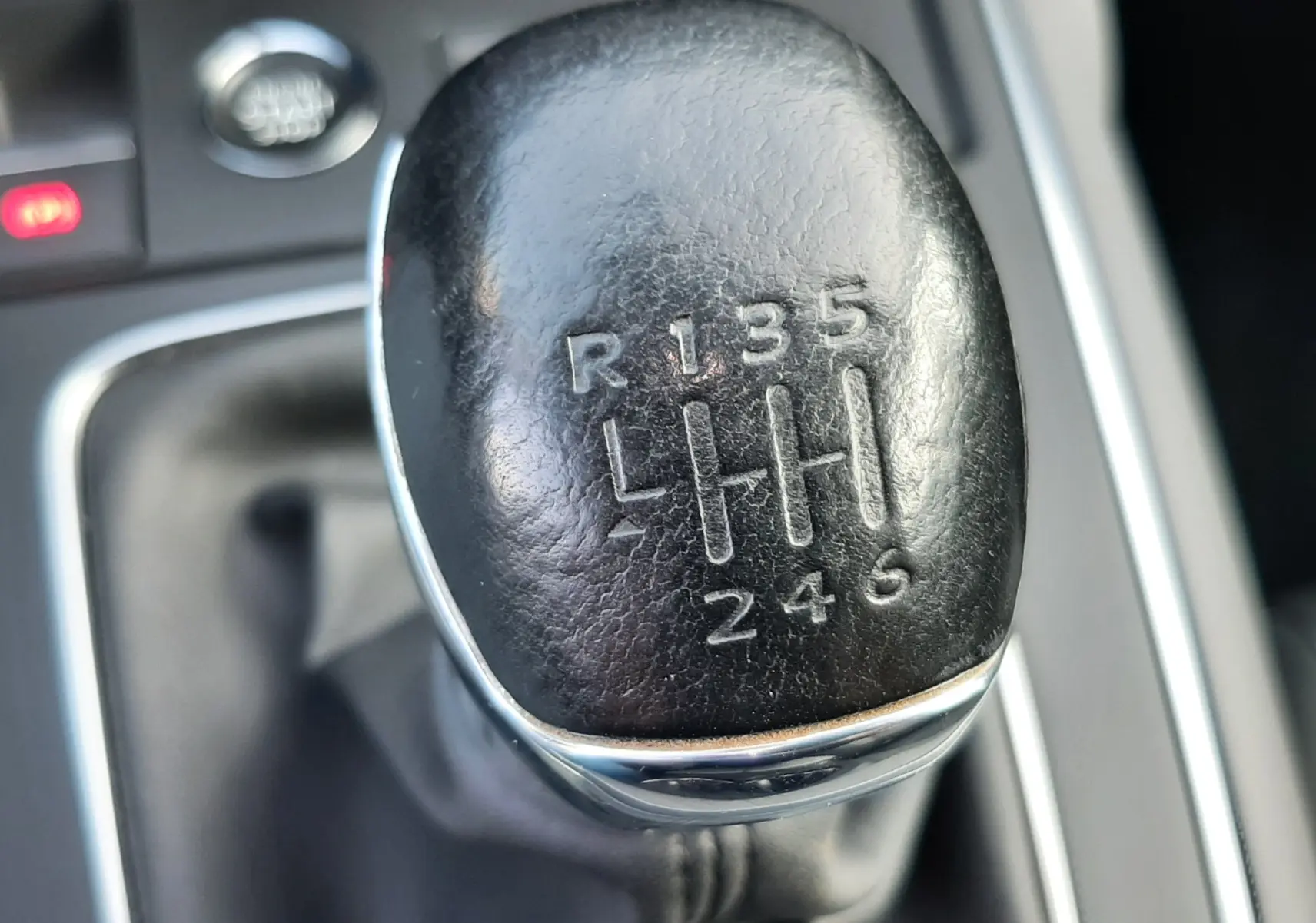 Gros plan sur le levier de vitesses manuel noir du Citroën C5 Aircross 1.2 PureTech 130 Feel Pack de 2021.