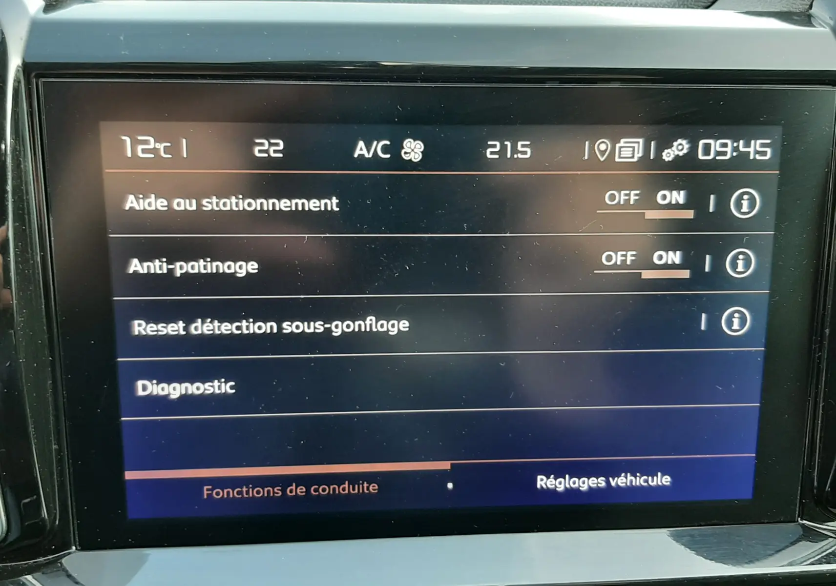 Écran tactile central du Citroën C5 Aircross 2021 affichant les aides à la conduite et réglages, intérieur gris.