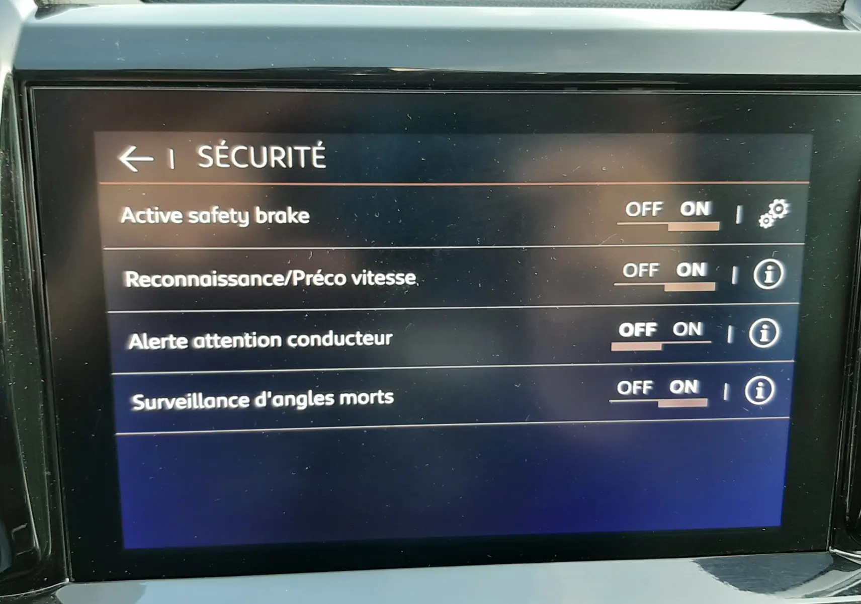Écran tactile intérieur du Citroën C5 Aircross 2021 affichant les options de sécurité activées.