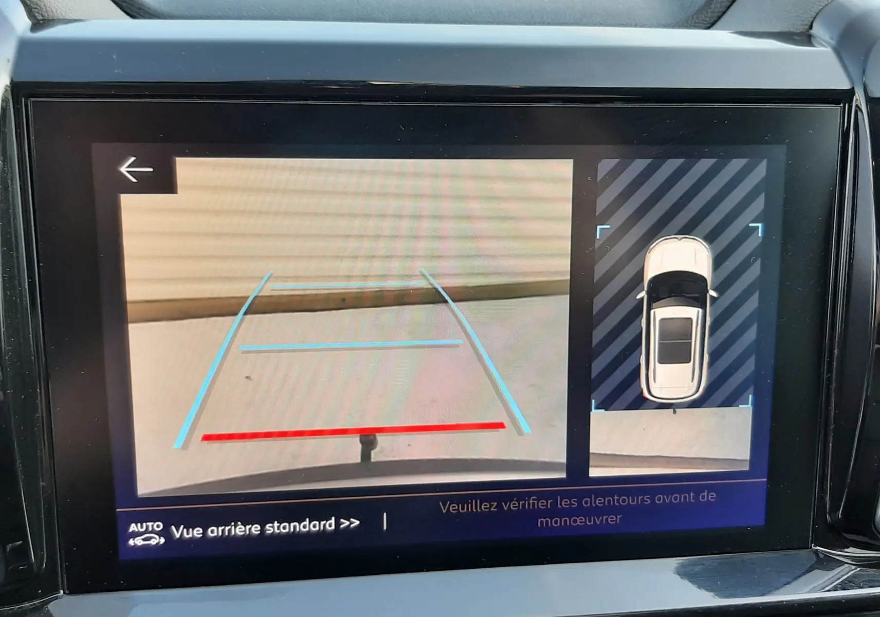 Écran central du Citroën C5 Aircross 2021 montrant la caméra de recul avec guidage et vue 360° du véhicule gris Artense.