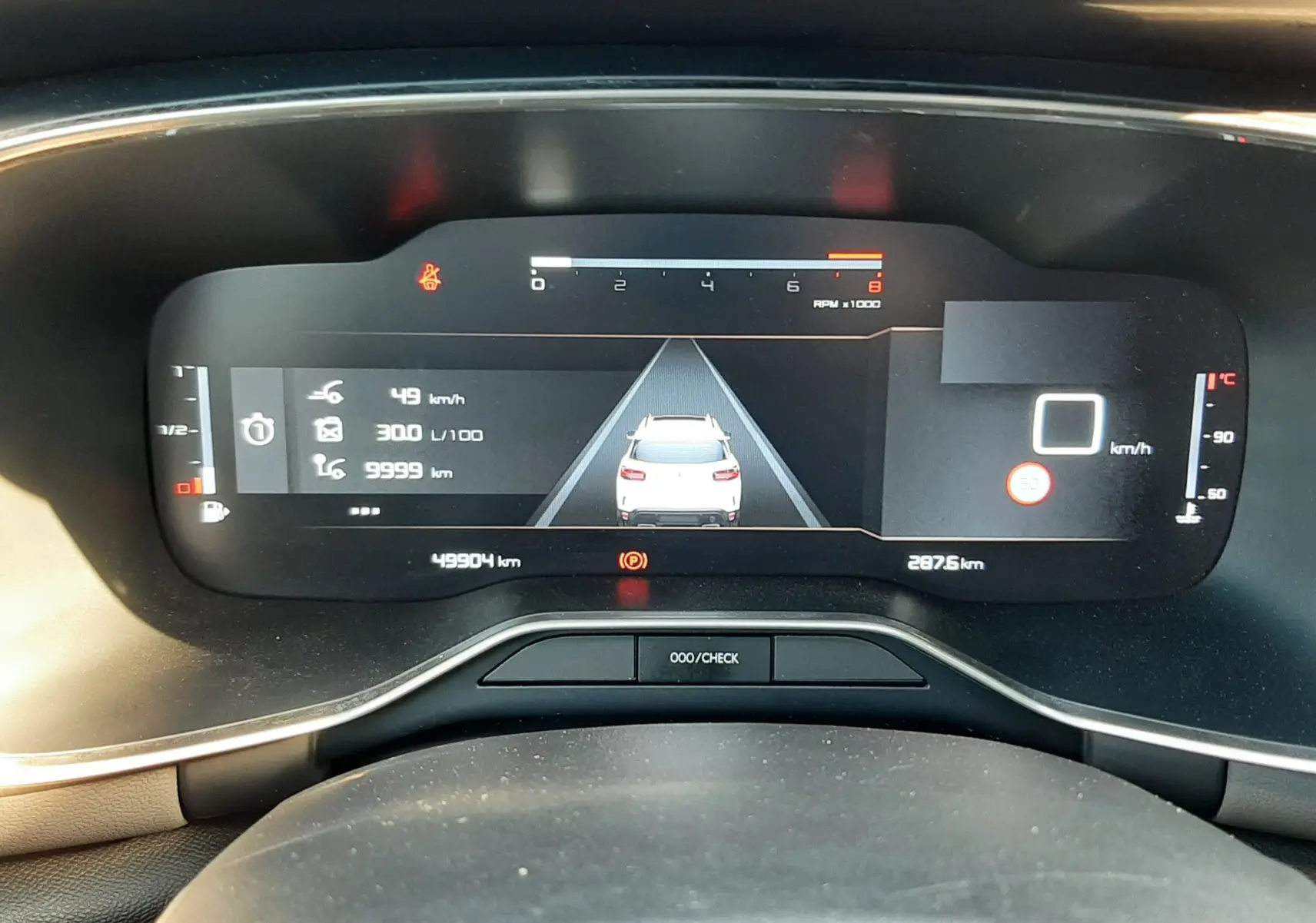 Tableau de bord numérique du Citroën C5 Aircross 2021, affichage de la vitesse, consommation et assistance à la conduite.