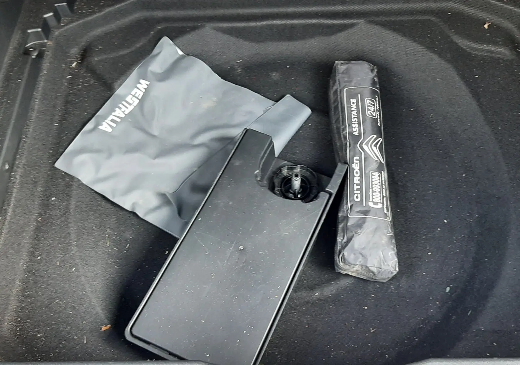Compartiment de rangement sous le coffre du Citroën C5 Aircross 2021 avec kit d'assistance et sac étanche gris