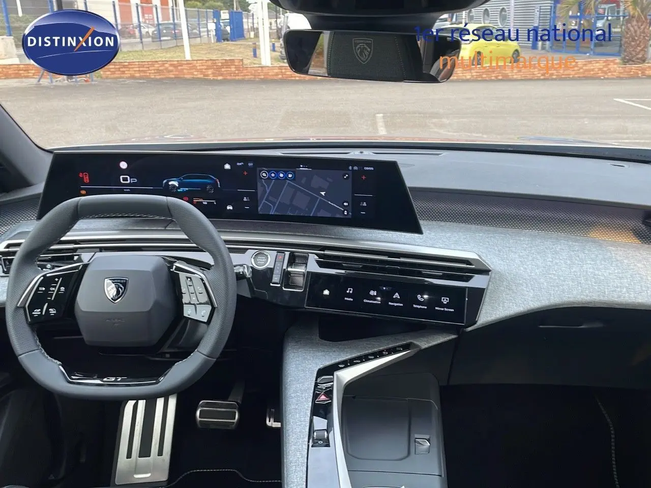 Intérieur du Peugeot 5008 Hybrid 136ch GT 2025, vue du tableau de bord et volant compact avec écran numérique panoramique.