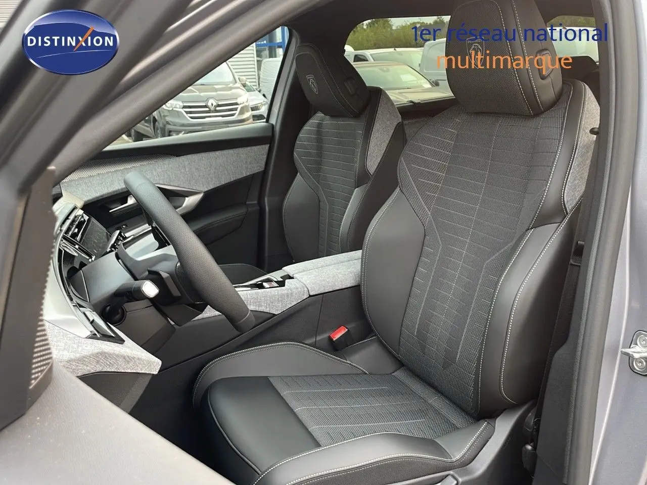 Intérieur avant droit du Peugeot 5008 Hybrid 136ch GT 2025, sièges en cuir et tissu gris avec surpiqûres contrastées.