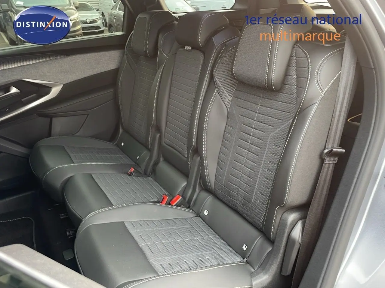 Vue intérieure côté droit des sièges arrière en cuir noir avec surpiqûres blanches du Peugeot 5008 HYBRID 136CH GT 2025.