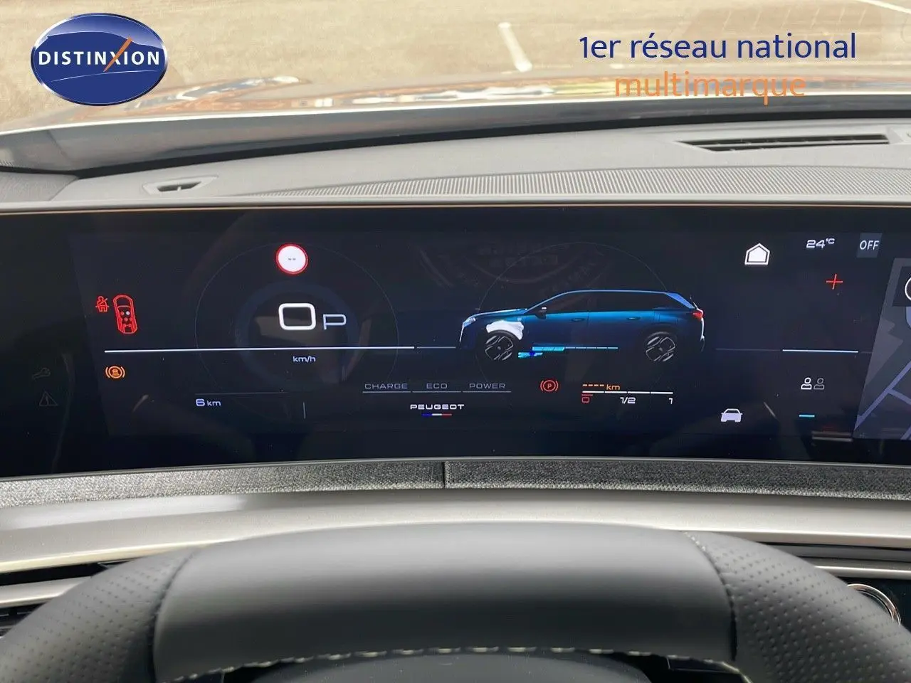 Tableau de bord numérique du Peugeot 5008 Hybrid 2025 montrant une vue latérale bleue du véhicule et les indicateurs de conduite.