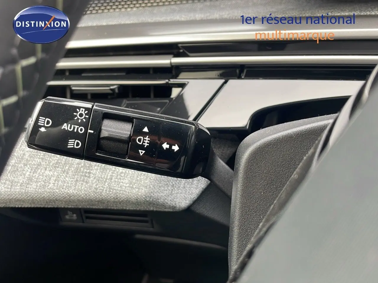 Gros plan sur la commande des phares et clignotants dans l'habitacle du Peugeot 5008 Hybrid 2025.